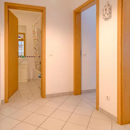 T1 Edu - Da Rocha Apartment
